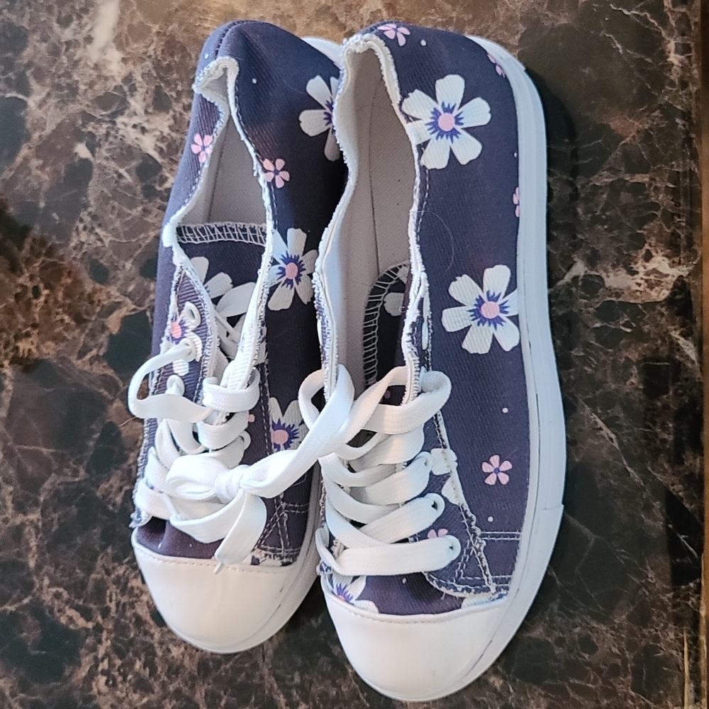 Purple w/daisy canvas tennis shoes